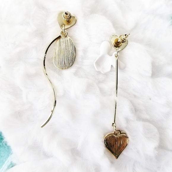 🔥RESTOCKED🔥 MISMATCHED STORY BOOK EARRINGS - Picture 3 of 8